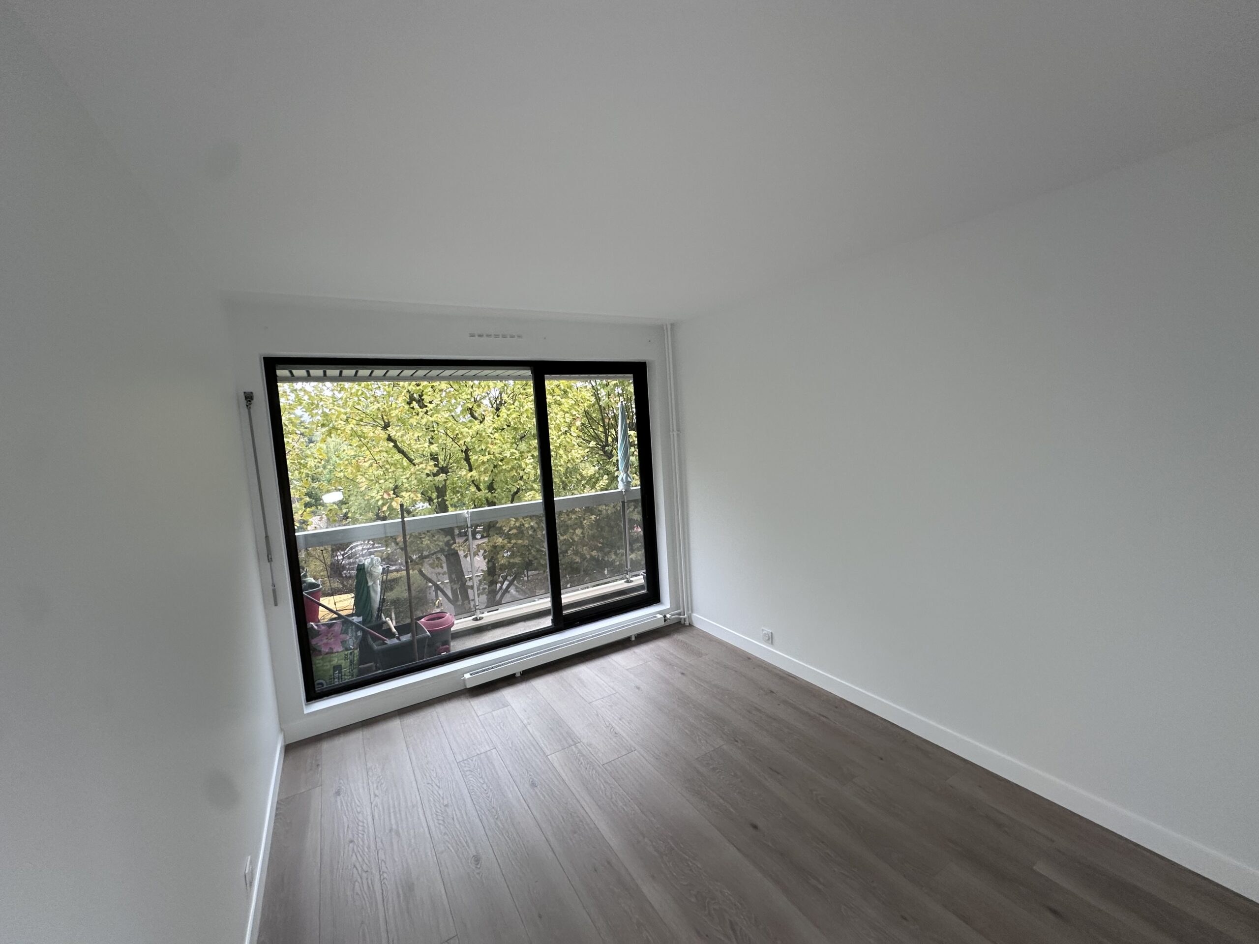 Mur peint finition satinée – RÉNOLR